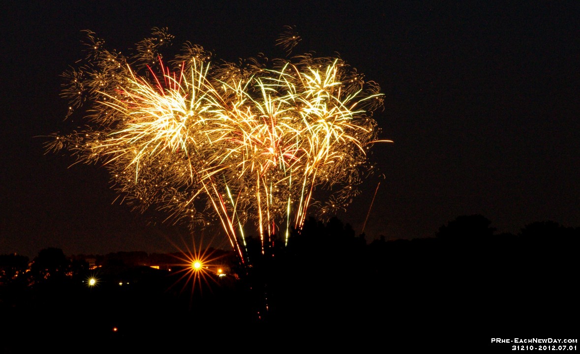 31210Re2CrLe - Canada Day fireworks from Mom's balcony with Beth and Andy